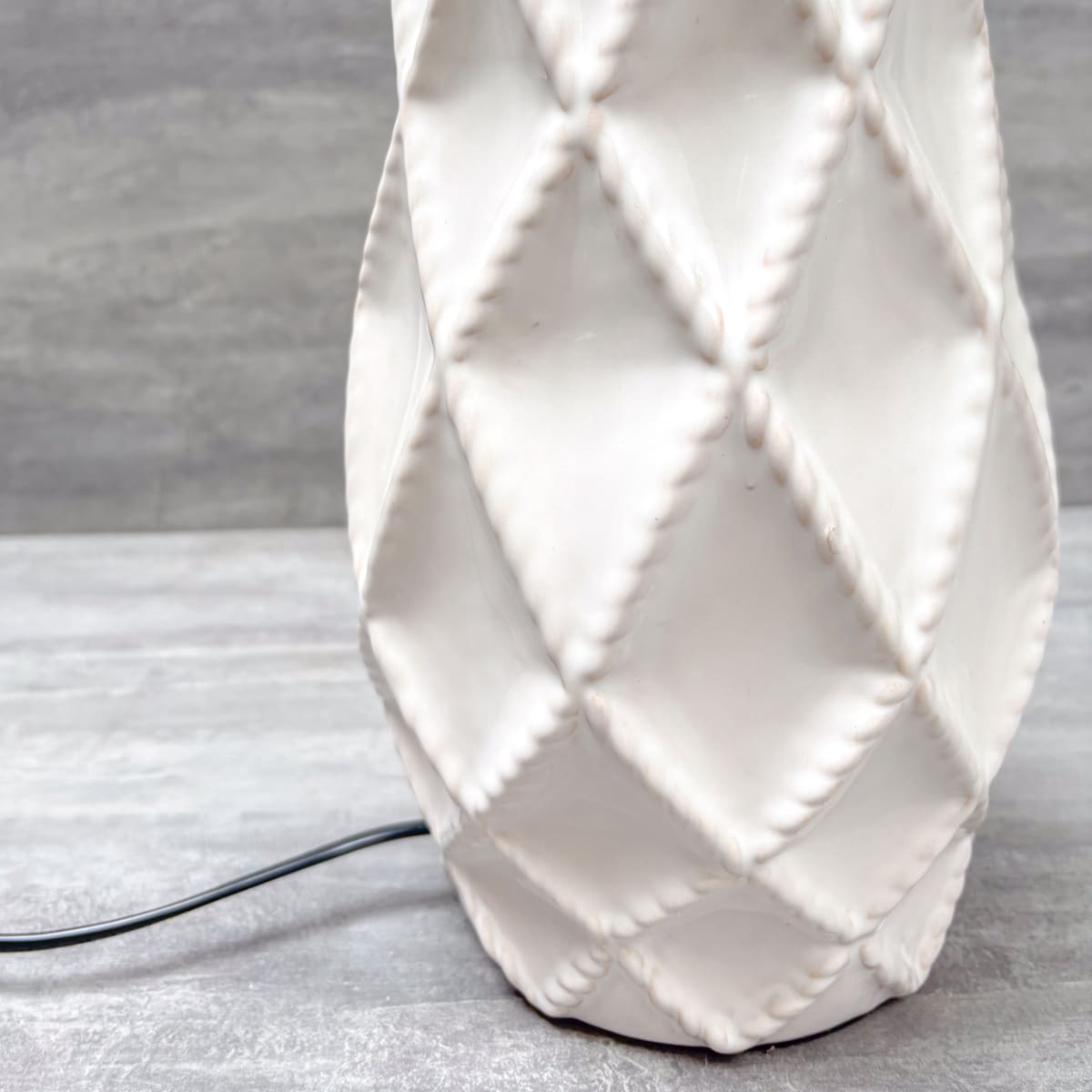 MK2471, Ceramic Table Lamp - 26" - Ivory